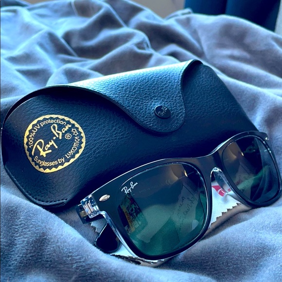 RayBan black rimmed sunnies - Picture 1 of 4